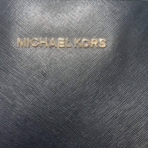 Jet Set Medium Saffiano Leather Top-Zip Tote Bag - Picture 14 of 14